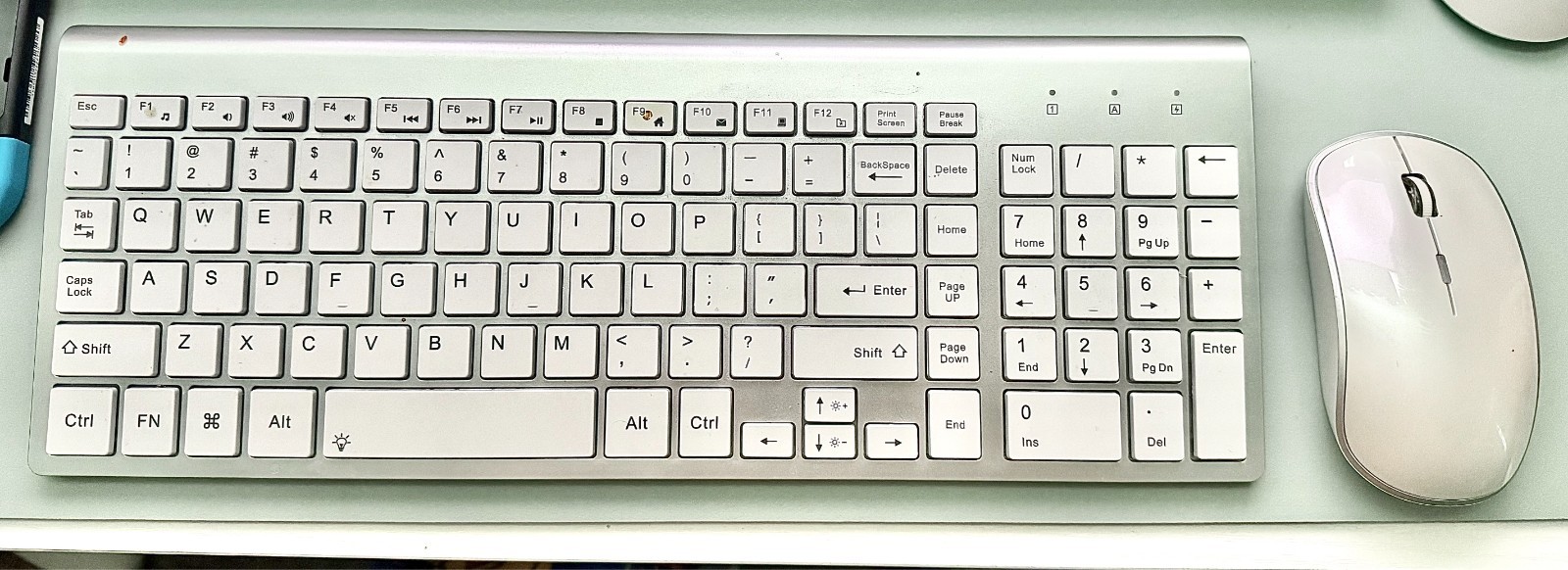 JOYACCSESS Low Profile Backlit wireless keyboard+mouse Silver