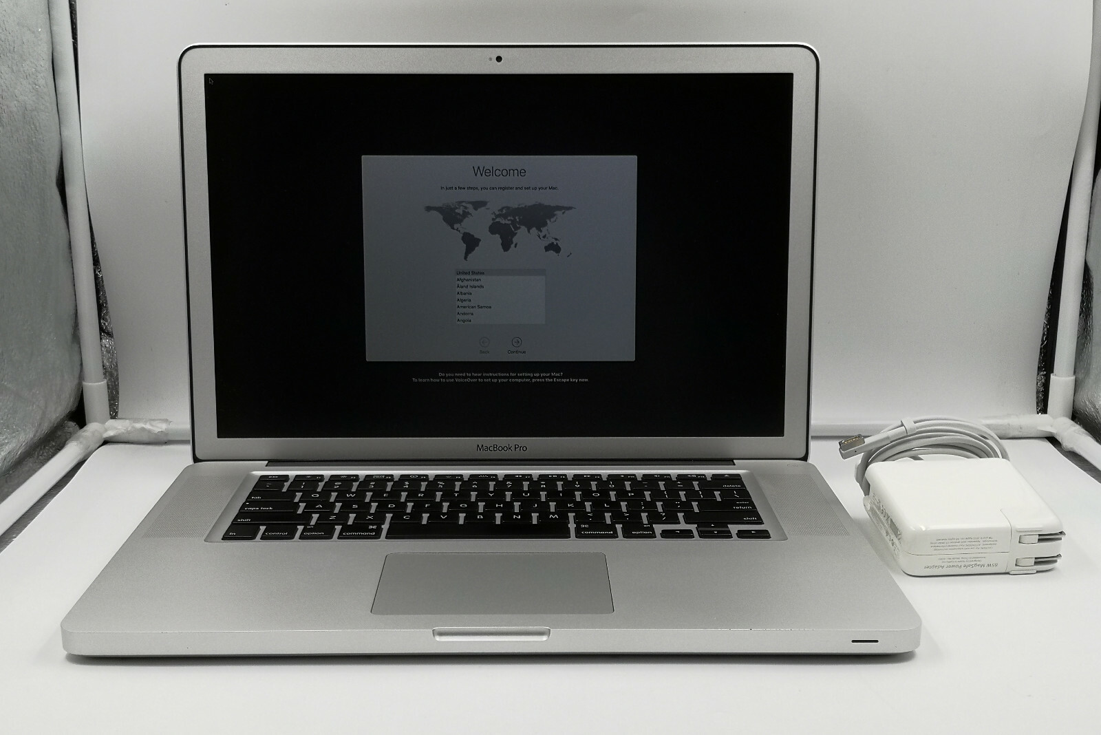Grade A - MacBook Pro 17" "Core i7" 2.5GHz/ 16GB RAM/ 1TB SSD/ Matte Screen