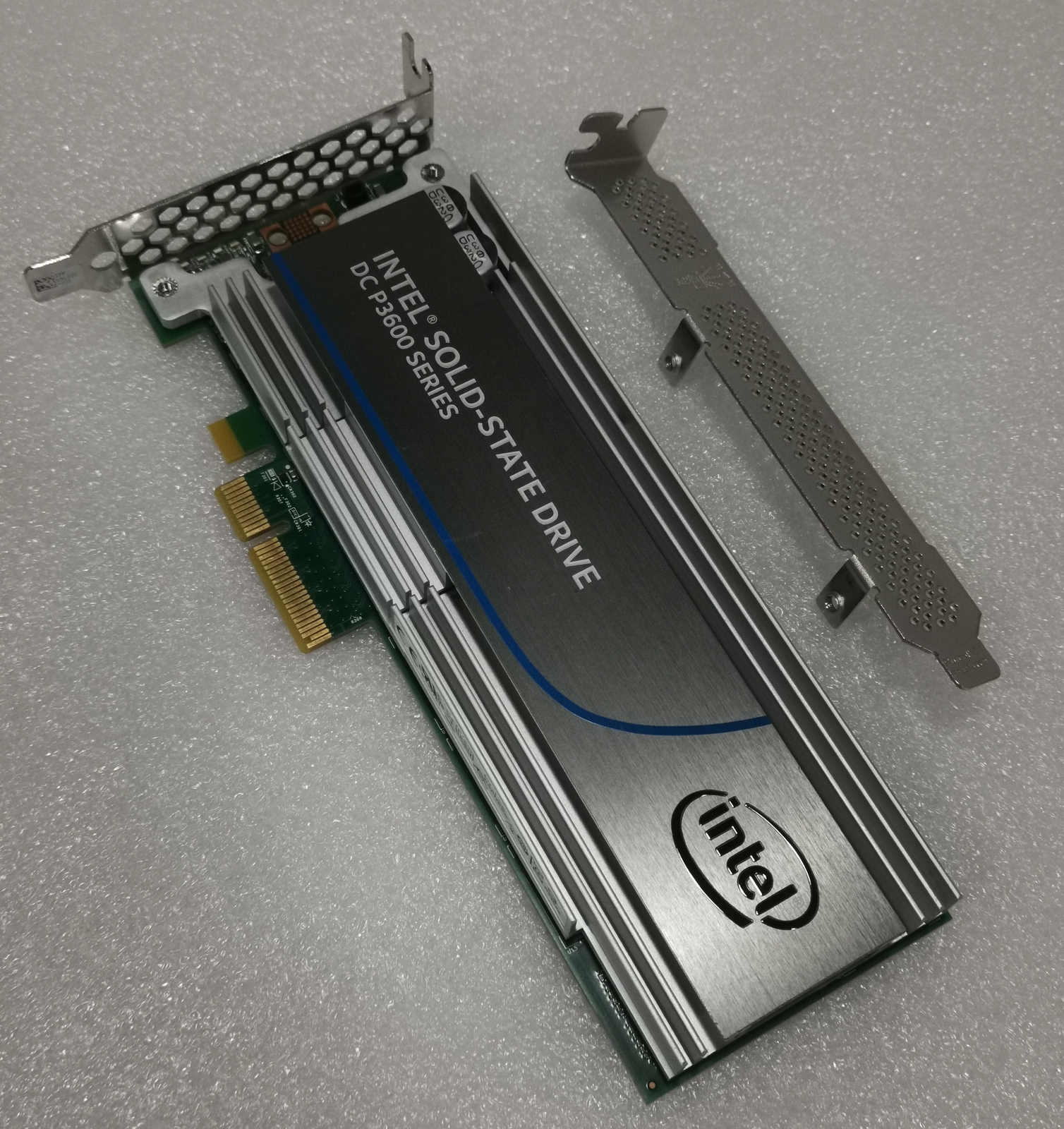 Intel P3600 1.6TB PCIe NVMe Flash Accelerator SSD SSDPEDME016T4S