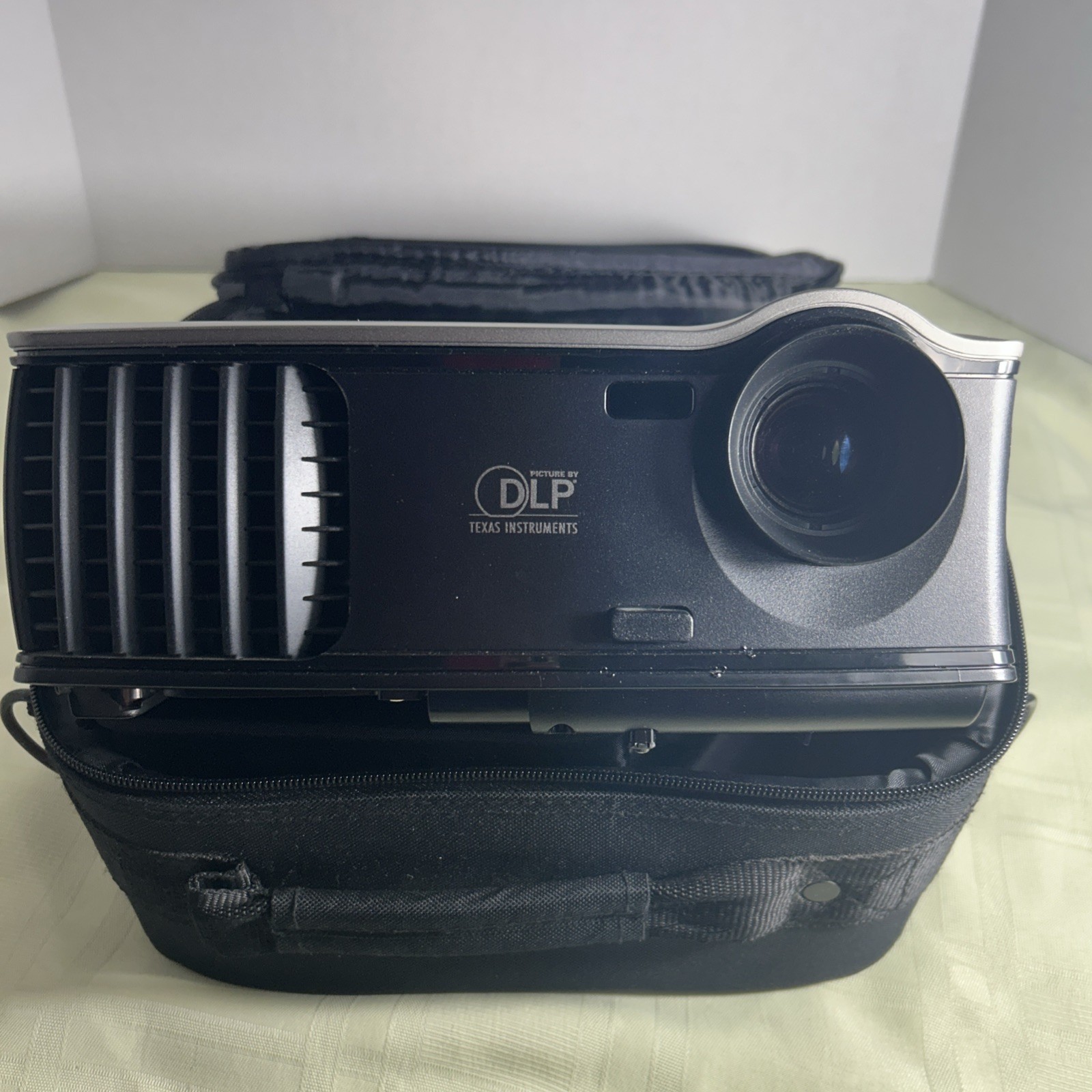 Dell DLP Front Projector 1800MP ***NOT TESTED***For PARTS ONLY With Case