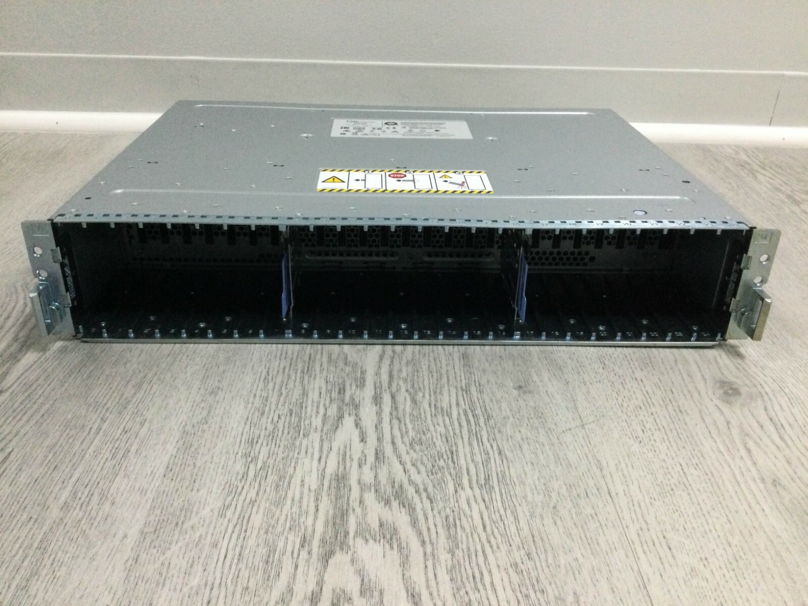 EMC SAE VNXB6GSDAE25F 25 2.5'' Bay SAS Storage Array No HDD