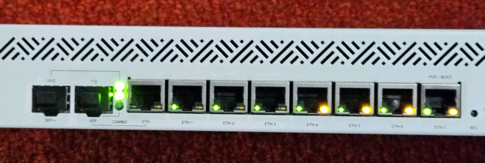 MikroTik CCR1009-7G-1C-1S + 1000 Mbit / s Cloud Core Router - White