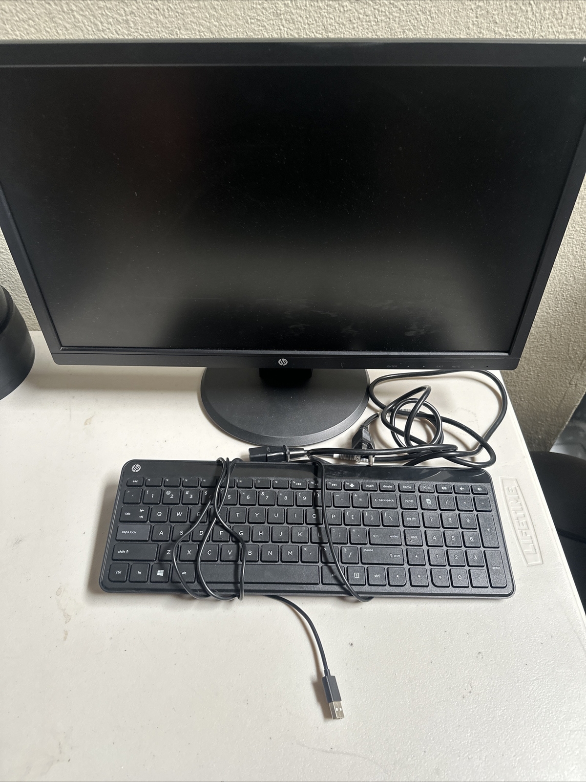 HP 22UH 21.5-inch LED Backlit LCD Monitor - DVI-D, D-SUB, with keyboard