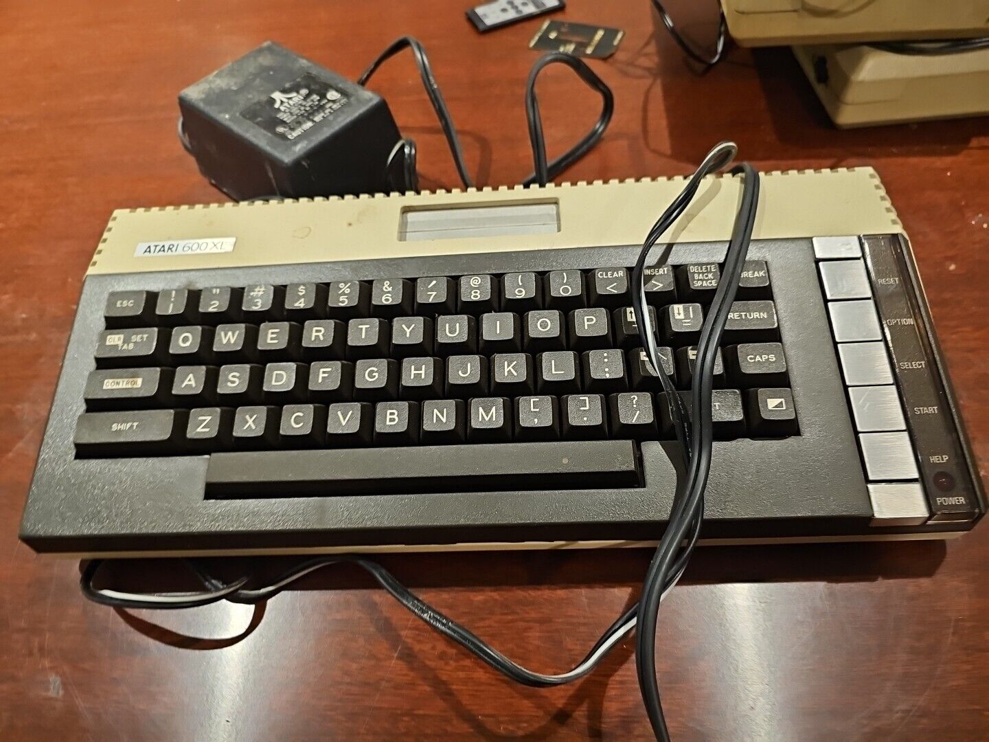 Atari 600 XL Computer - Power/Video cables, 2 Joysticks  .POWERS ON