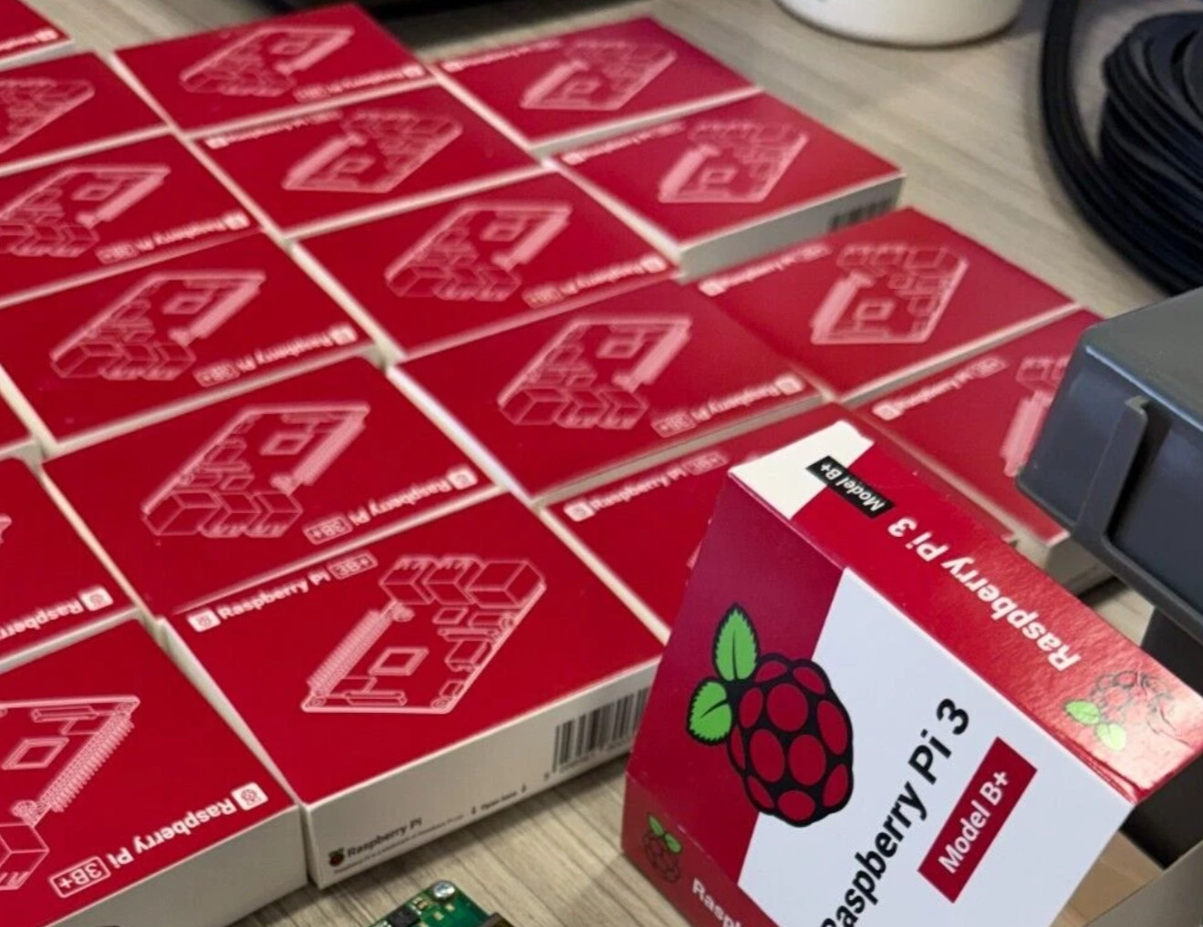 Raspberry Pi 3 Model B Quad Core 1.2ghz 64bit CPU 1gb RAM WiFi & Bluetooth 4.1