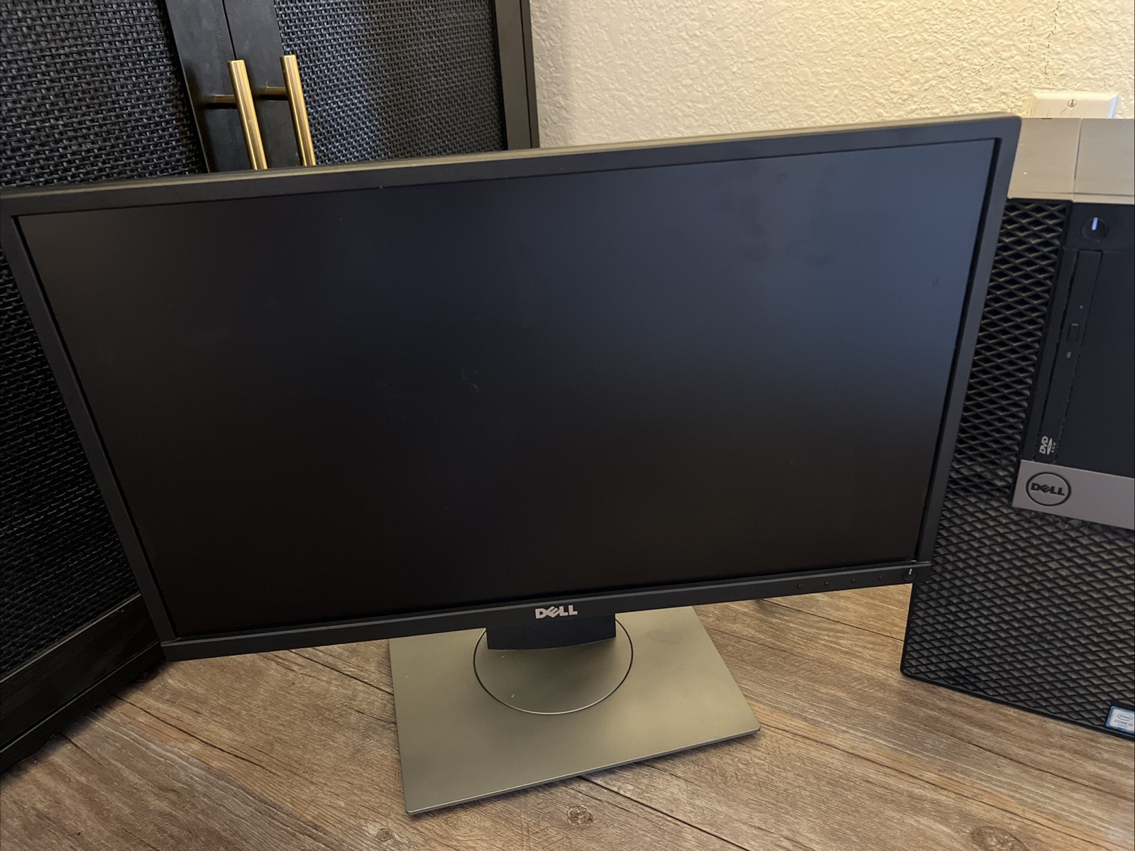 Computer Dell Optiplex 3040 plus 22 inch monitor with windows