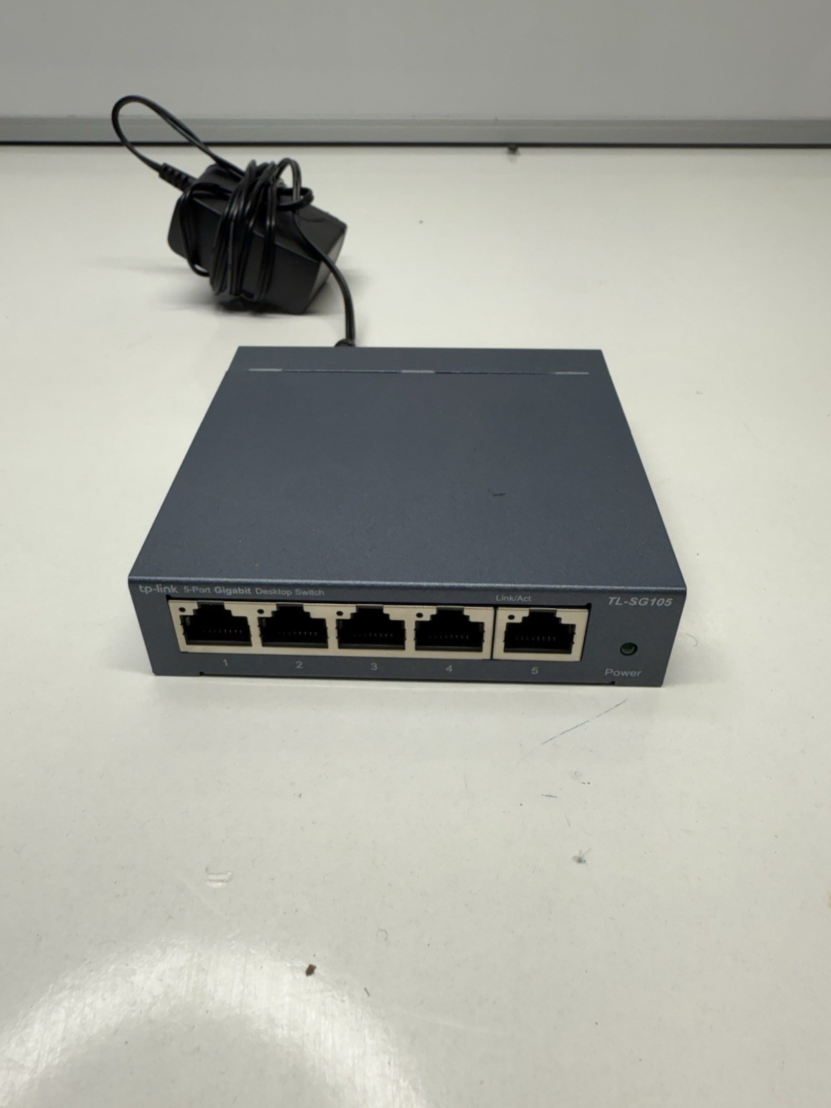 TP-LINK Technologies (TL-SG105) 5-Ports External Switch with Power supply