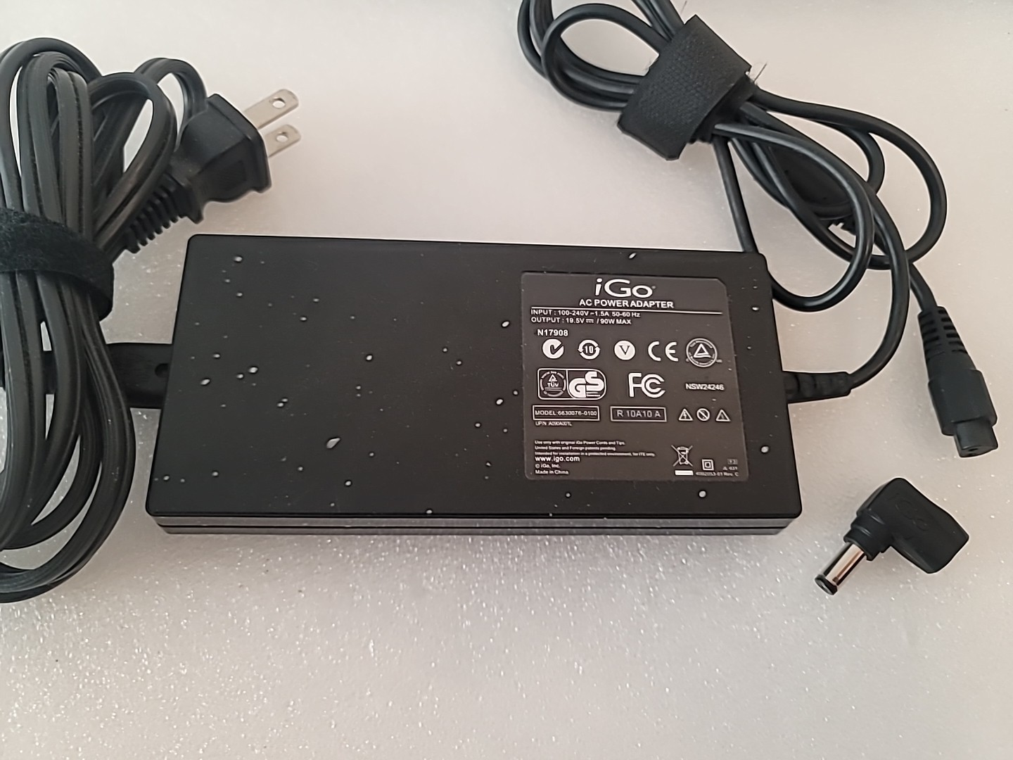 iGo Universal AC Laptop Power Supply adapter Charger 90W  19.5V  6630076-0100