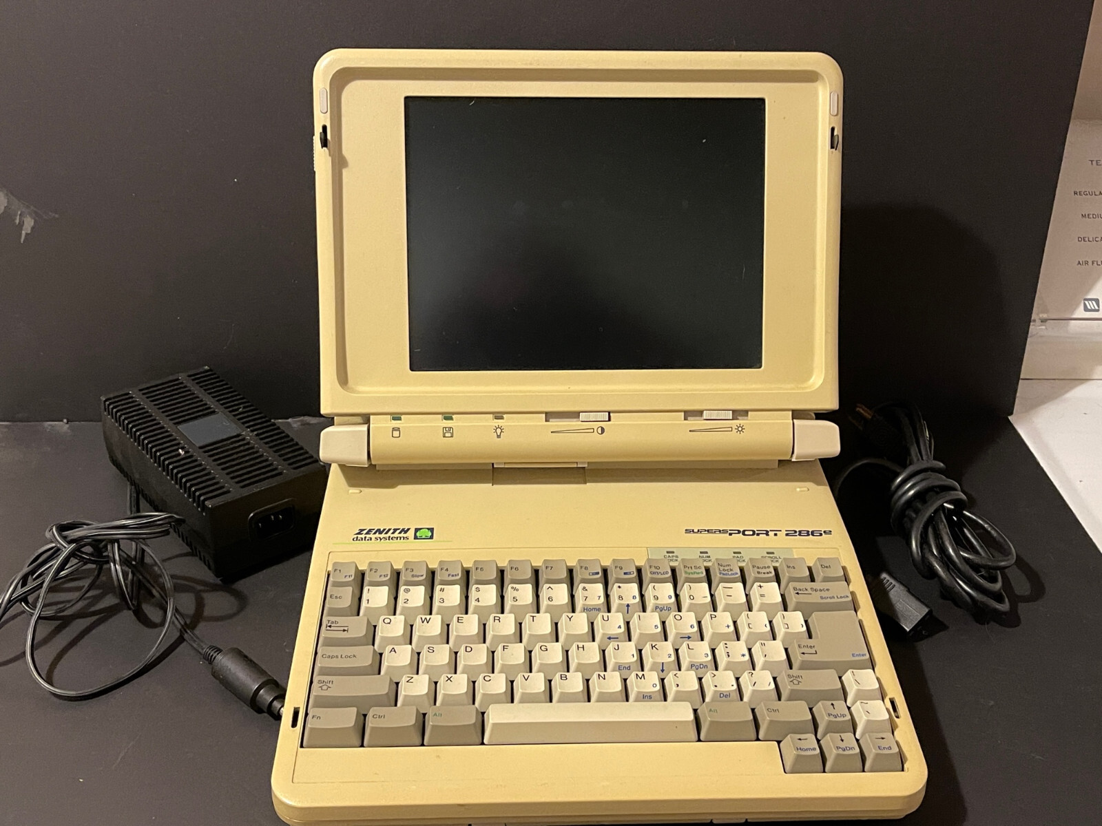 SupersPort 286e Portable Zenith Computer w/PS, cables & Bag UOS RARE VINTAGE