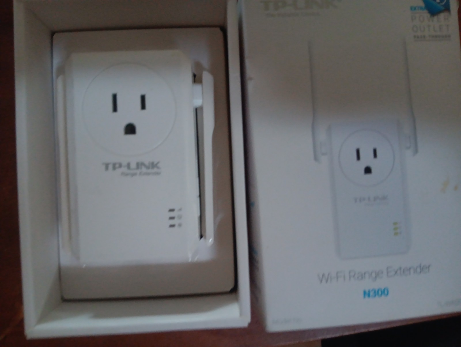 TP-LINK 300Mpbs Wi-Fi Range Extender Power Outlet Pass-Though TL-WA860RE In Box
