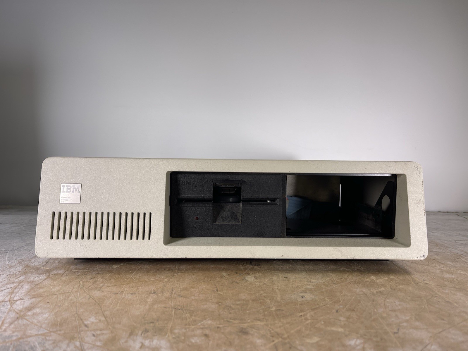VINTAGE IBM 5160 PERSONAL COMPUTER - READ DESCRIPTION - (FOR PARTS)
