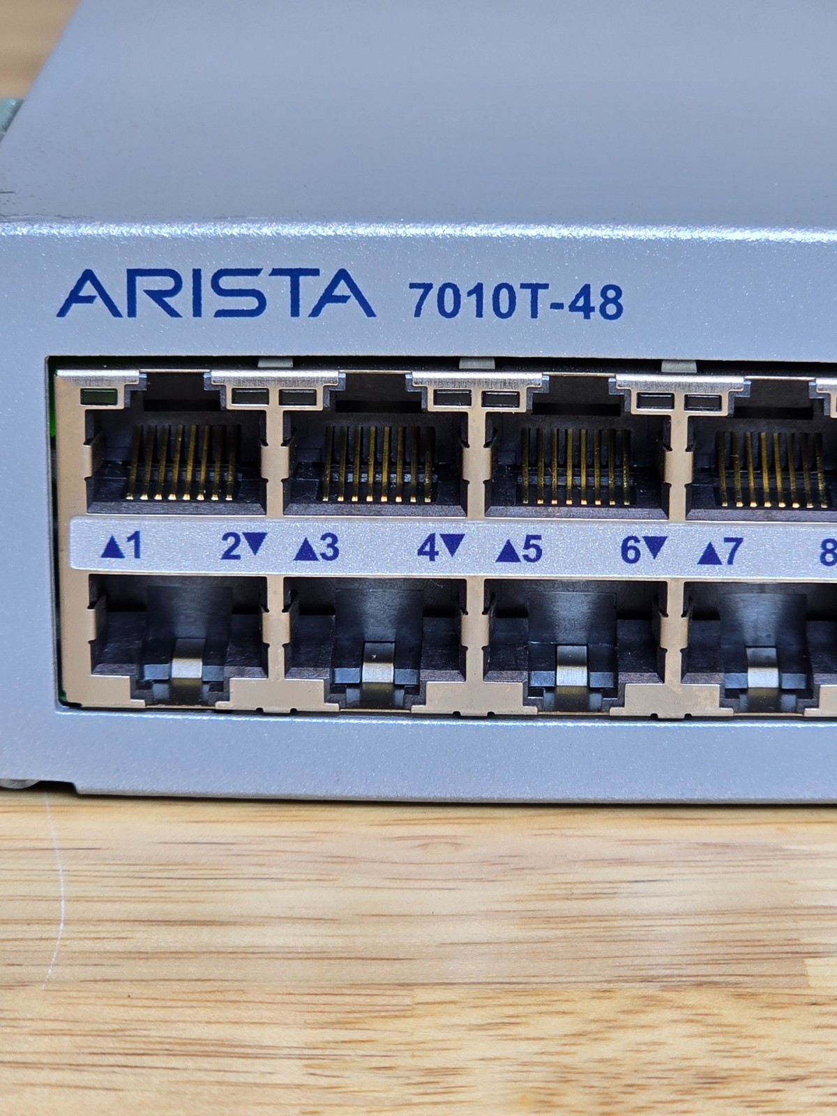 DCS-7010T-48-F Arista Networks 48P 1GbE 4P 10GbE SFP+ Switch With Rack Mounts