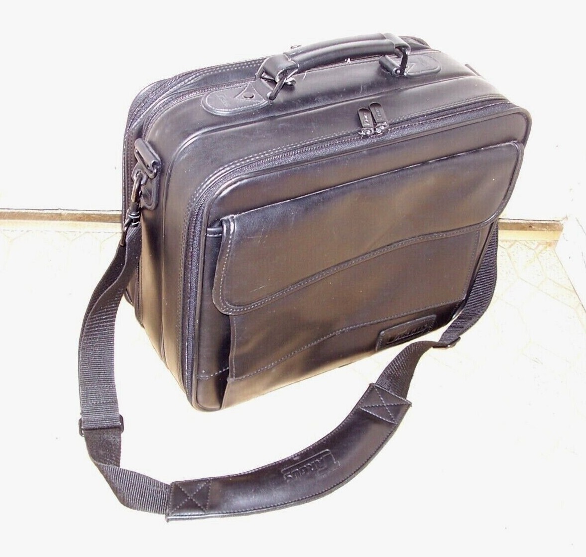 Targus Universal Notebook Case Briefcase Laptop Bag w/ Shoulder Strap Black EUC