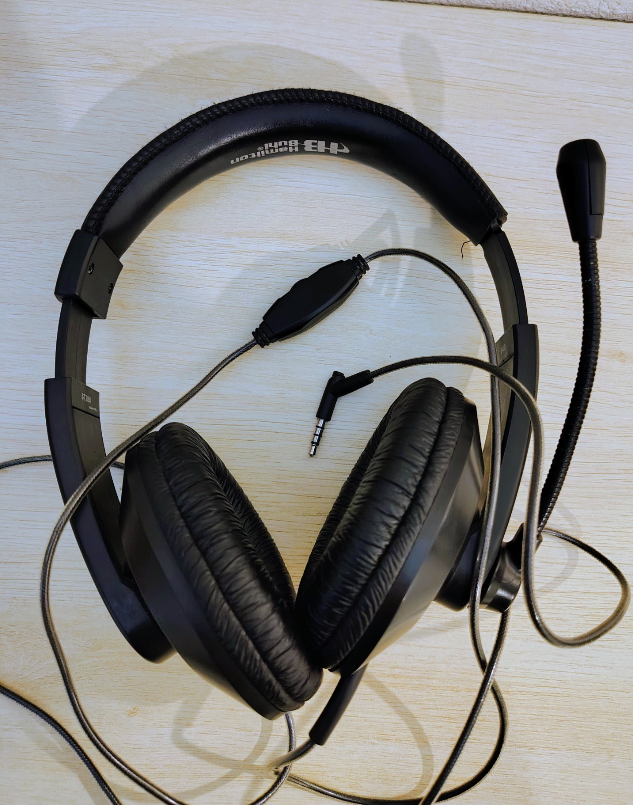 Hamilton Buhl ST2BK Smart Trek Deluxe Stereo Over-Ear Black Headphones        