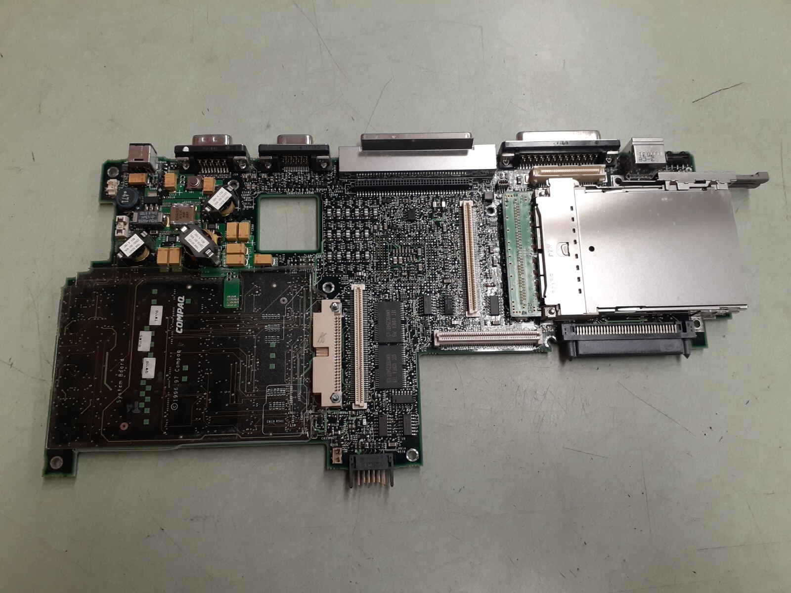 COMPAQ 247724-001 Motherboard REV 0N + Memory