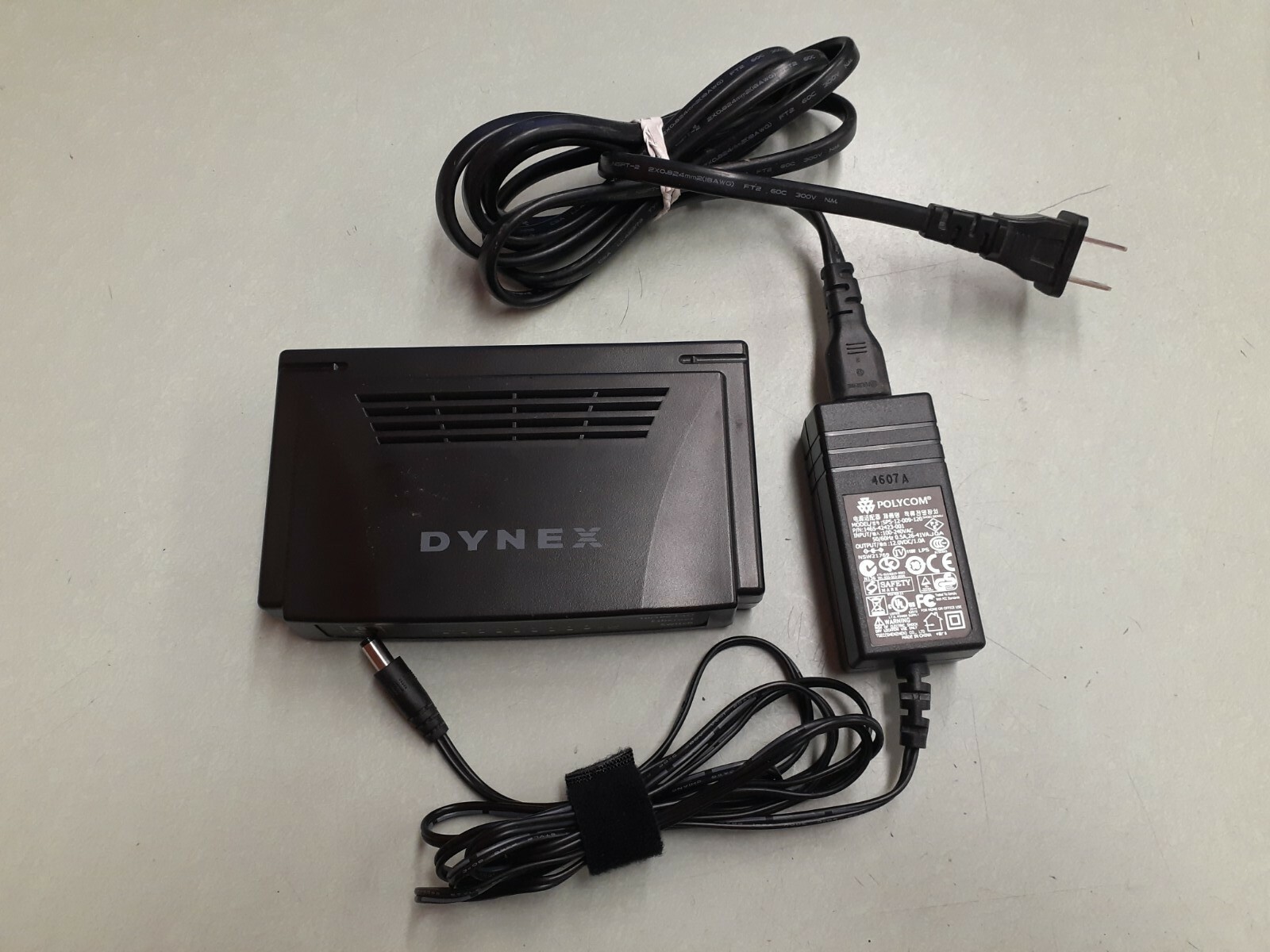 DYNEX DX-ESW8 VERS: 2.0 - 10/100M FAST ETHERNET SWITCH + Power Cord