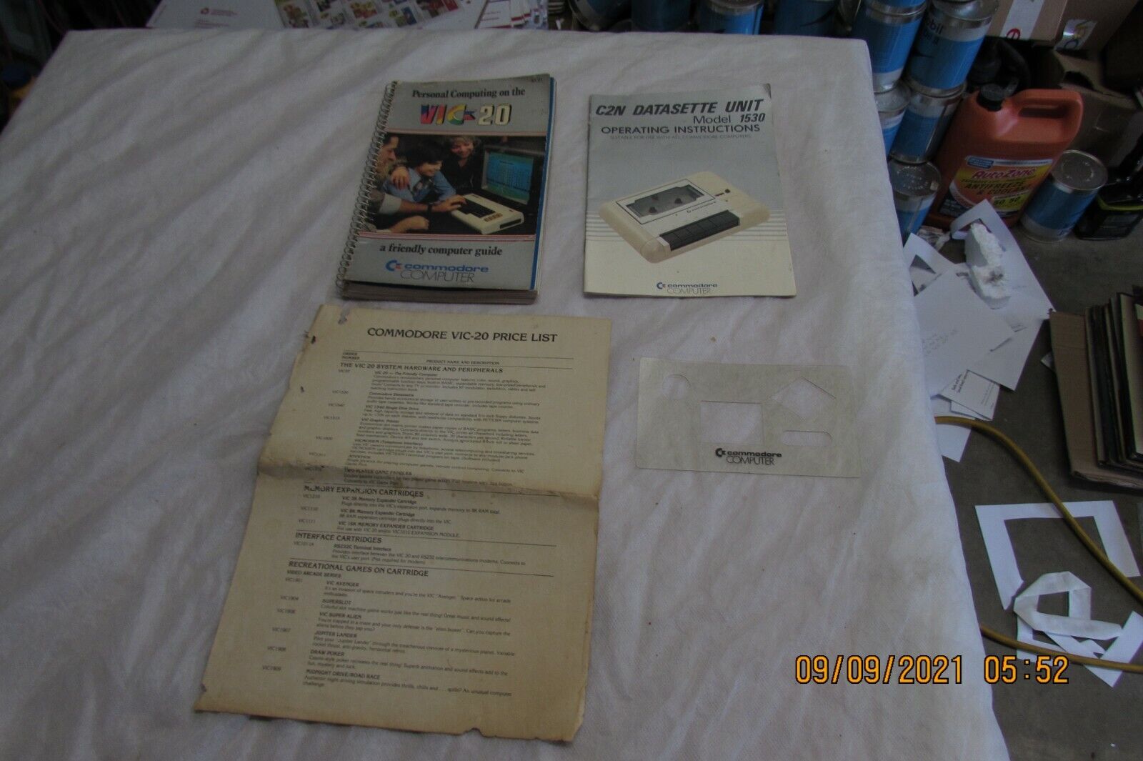 Vintage Commodore Personal Computer VIC 20 User Guide and Extras 4 Pieces Litera