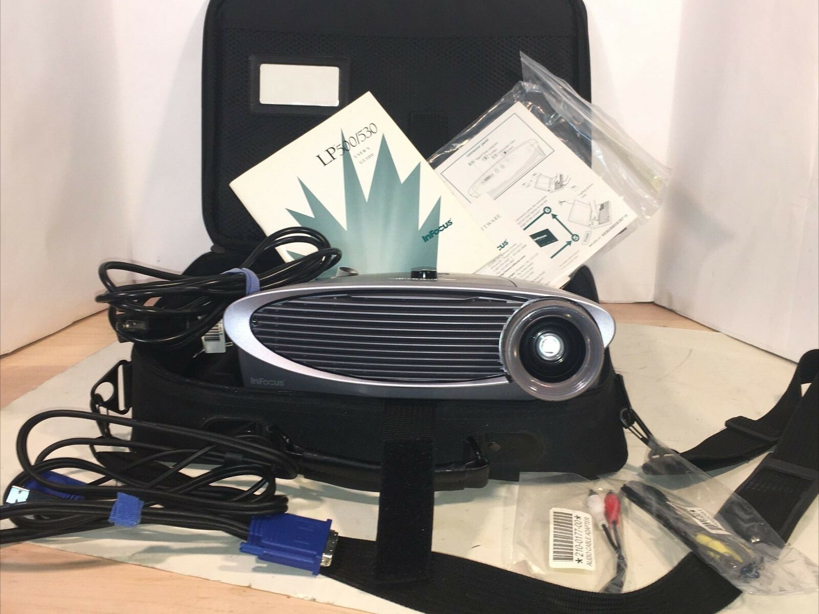 InFocus LP500 Projector 800x600  - Remote, Manuals, CD, Wires, Case included