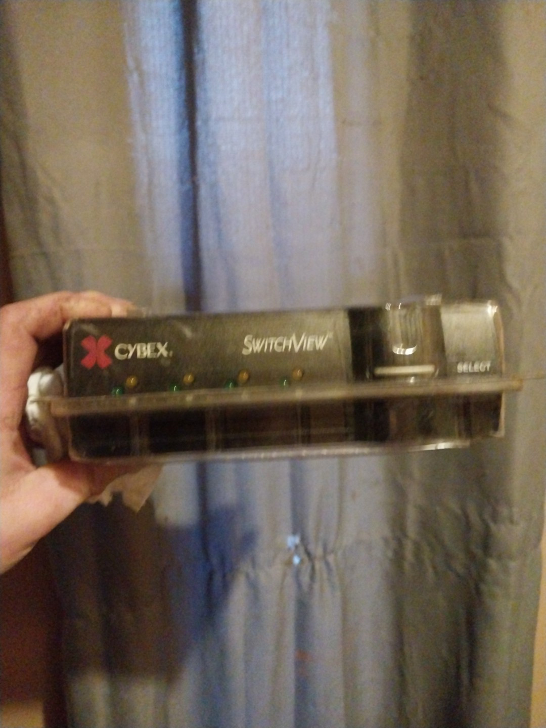 CYBEX Switchview 4-Port KVM Switch MPN: 520-195-003 *New Open Box*