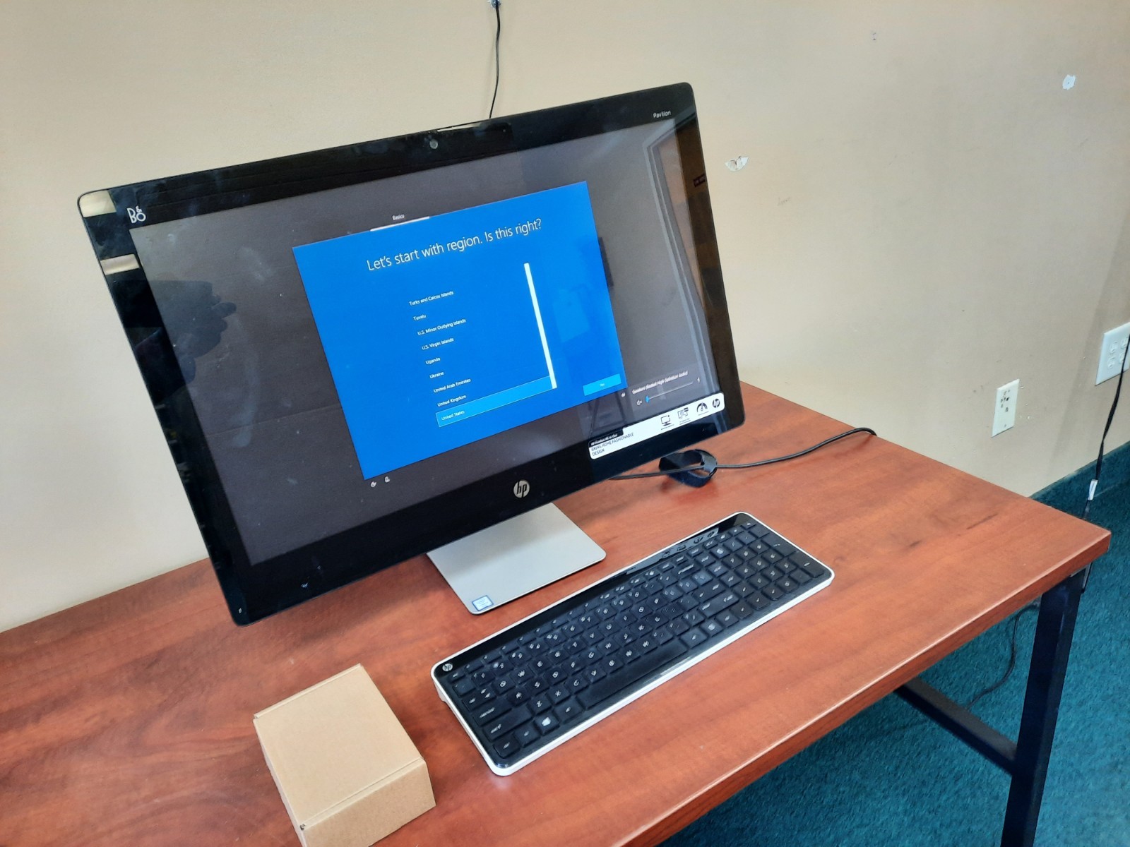 HP Pavilion 23-q214 23" All-in-One PC i3-6100T 3.2GHz 8GB 1TB HDD Win 10 Home