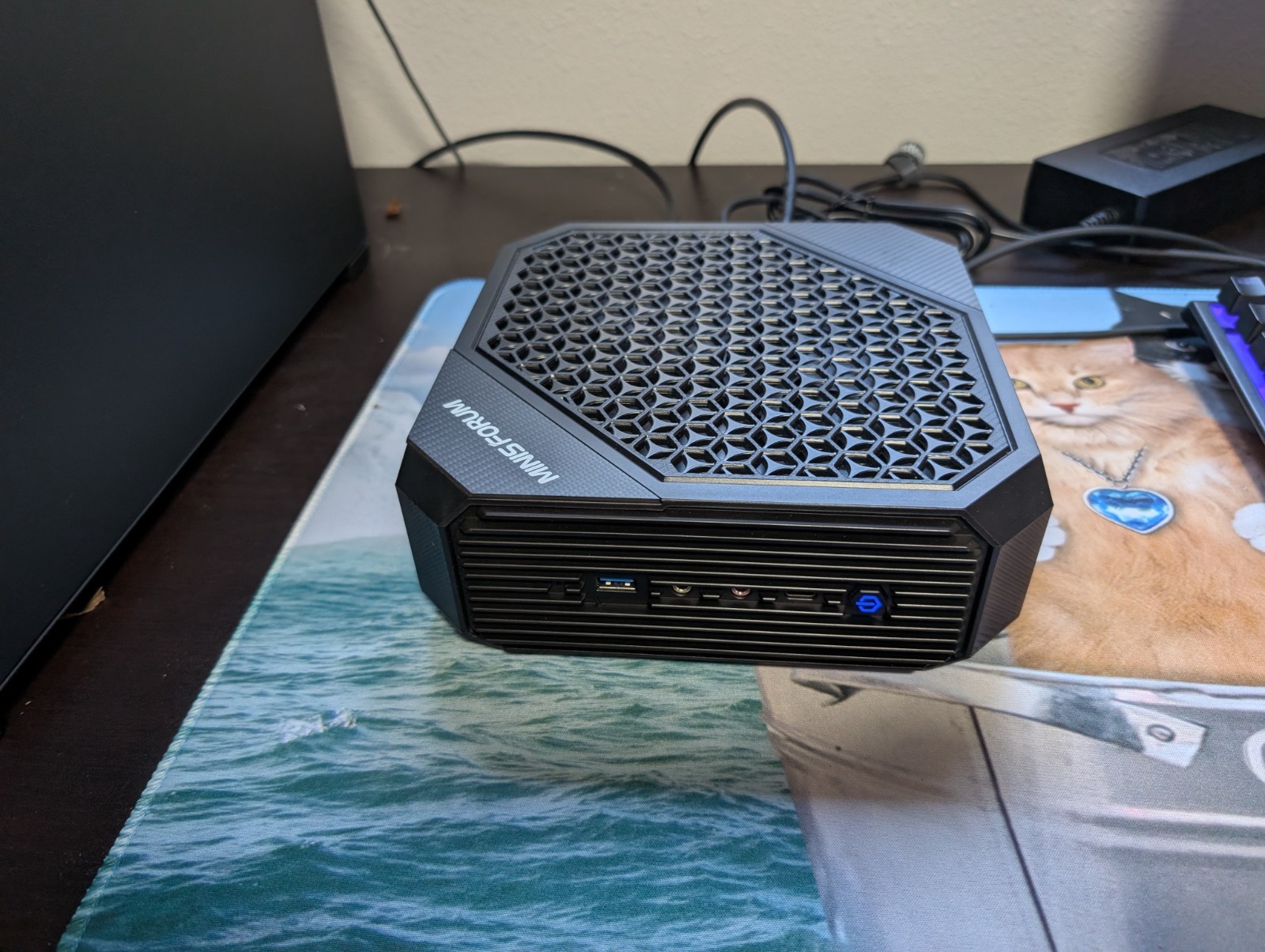 Minisforum Neptune HX99G 16gb Ram, 512gb NVME 6600m GPU Steam OS