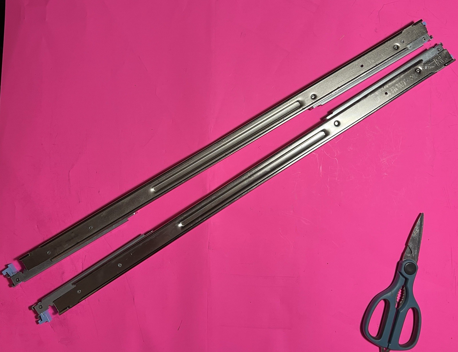 Dell Versa Rackmount Server Rails H7076 & H7077 for PowerEdge 1850 Servers