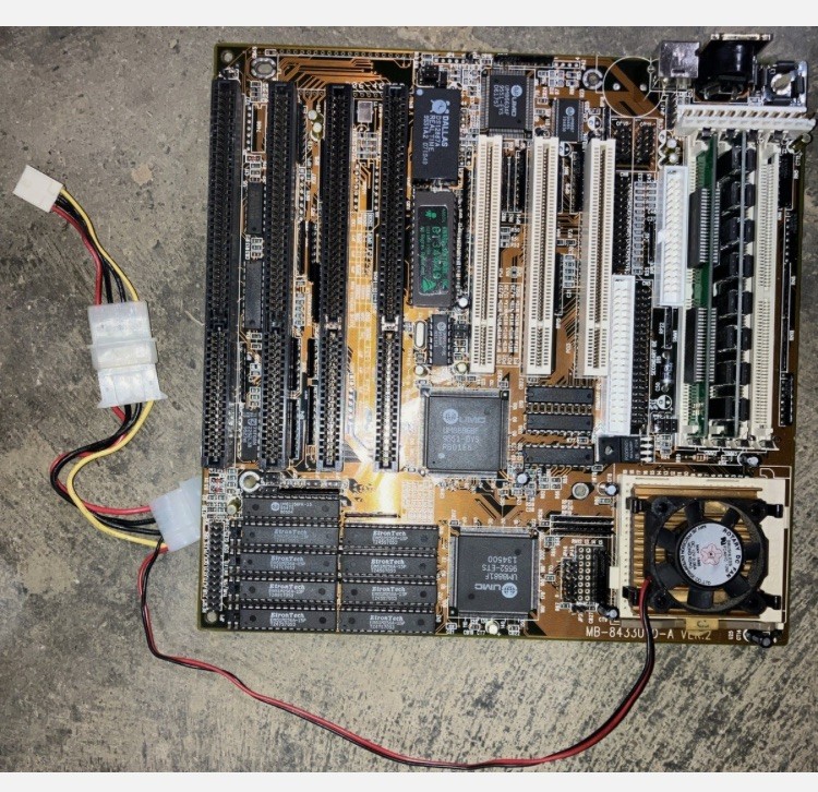 486 AT PCI BIOSTAR MB-8433UUD-A VER:2 socket 3 With AMD DX4-100 & Ram TESTED