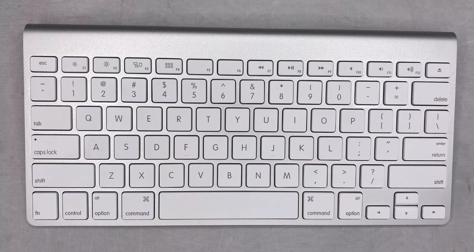 Apple MC184LL/A Wireless Keyboard ultra-thin Bluetooth white keys aluminum
