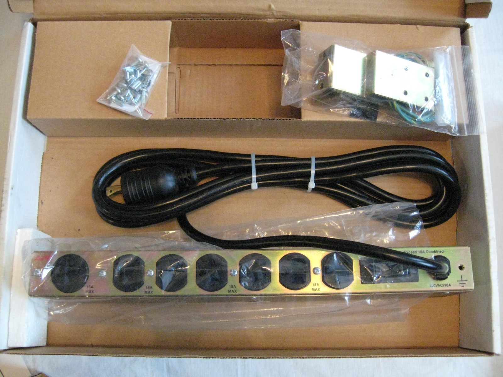 Dell APC Power Distribution Unit NOS PDU Power Strip New Dell Computer Corp