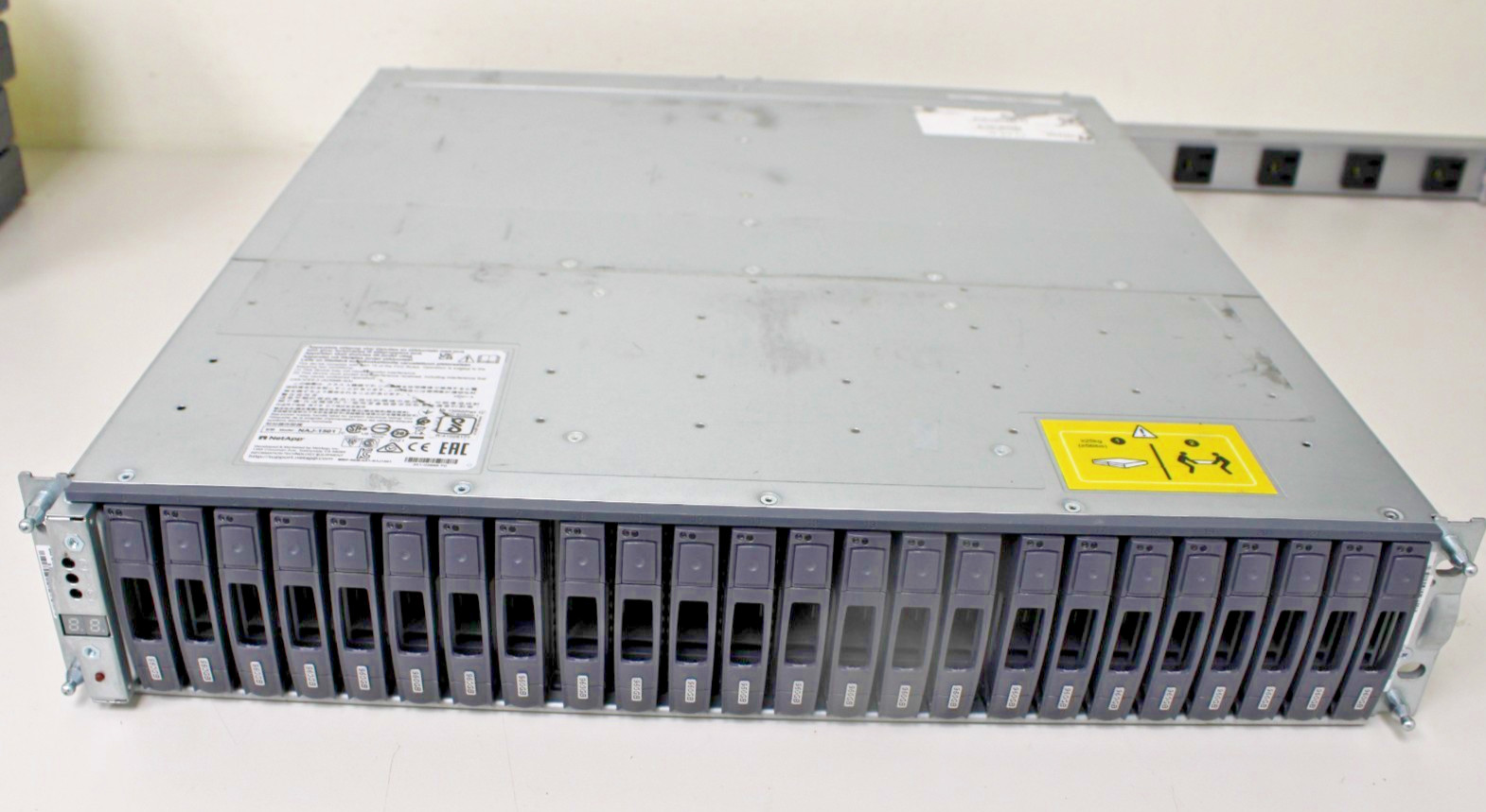 Netapp FAS2750 STORAGE  ARRAYS w/ 2 X 111-04373  111-04333 controllers, PSU x  2