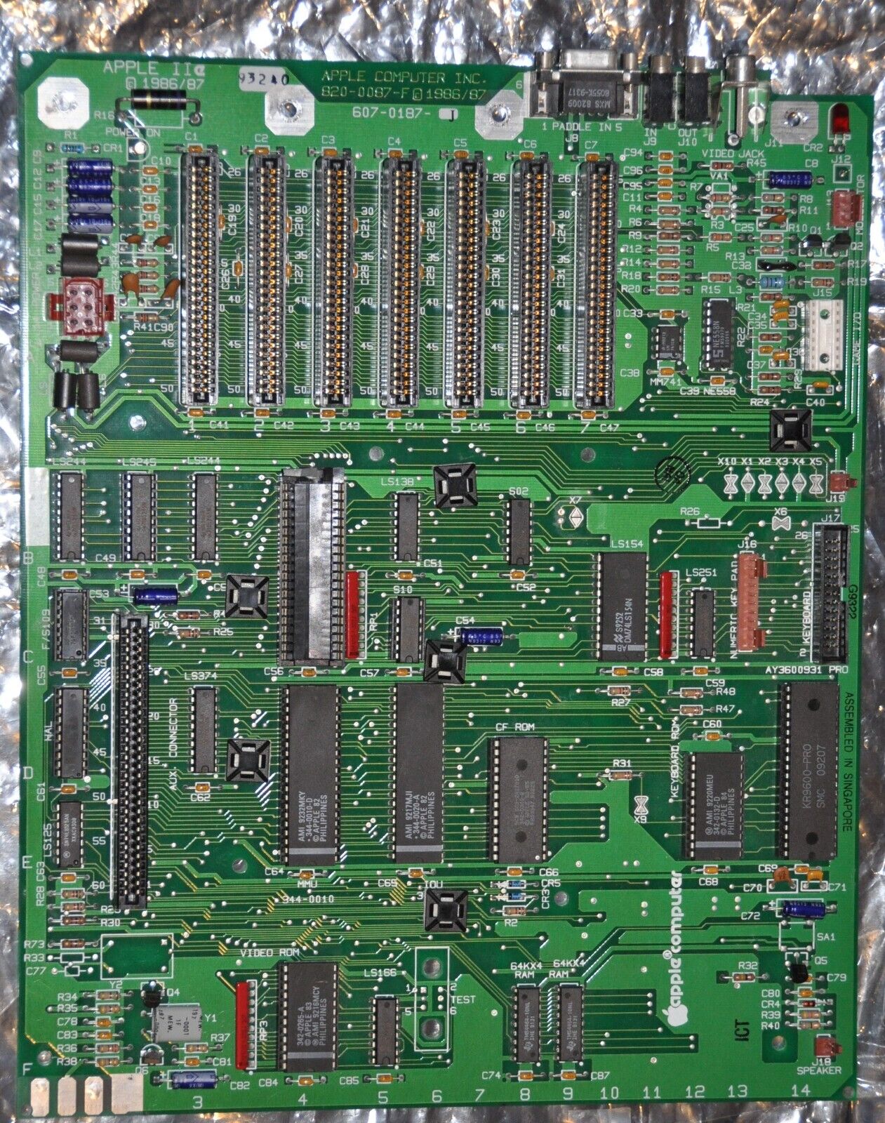 1993 Apple IIe Platinum 820-0087-F Logic Board  Motherboard w/ ZIF Socket