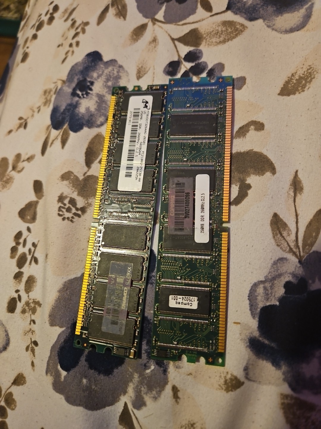 Infineon 256MB DDR 266 CL2 PC 2100U-20330-A1 32X64 SDRAM (2 X 256 MB =  512 MB)