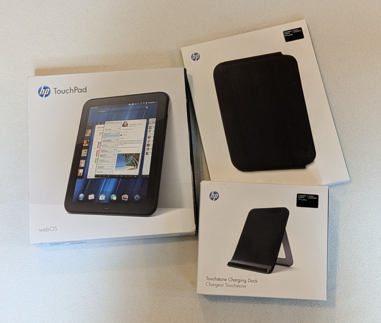 HP TouchPad FB359UA 32GB, Wi-Fi, 9.7in - Glossy Black - Complete with Extras