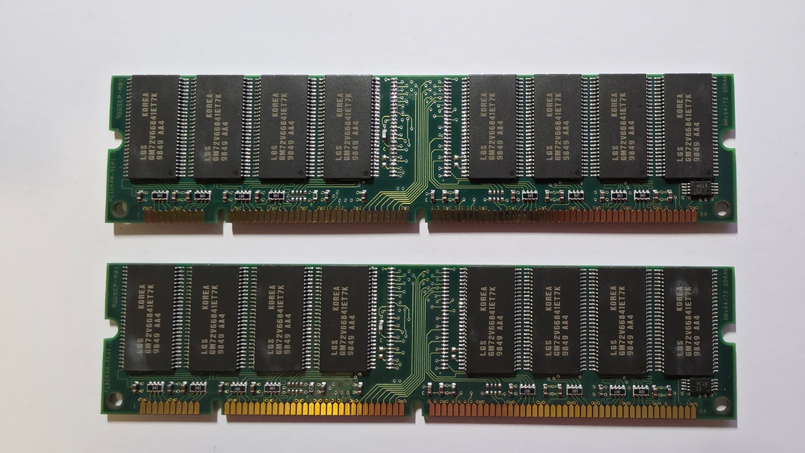 2 x Hyundai GMM2649233ETG-7K PC100 (100MHz) SDRAM DIMM (168-pin) (2x64MB)