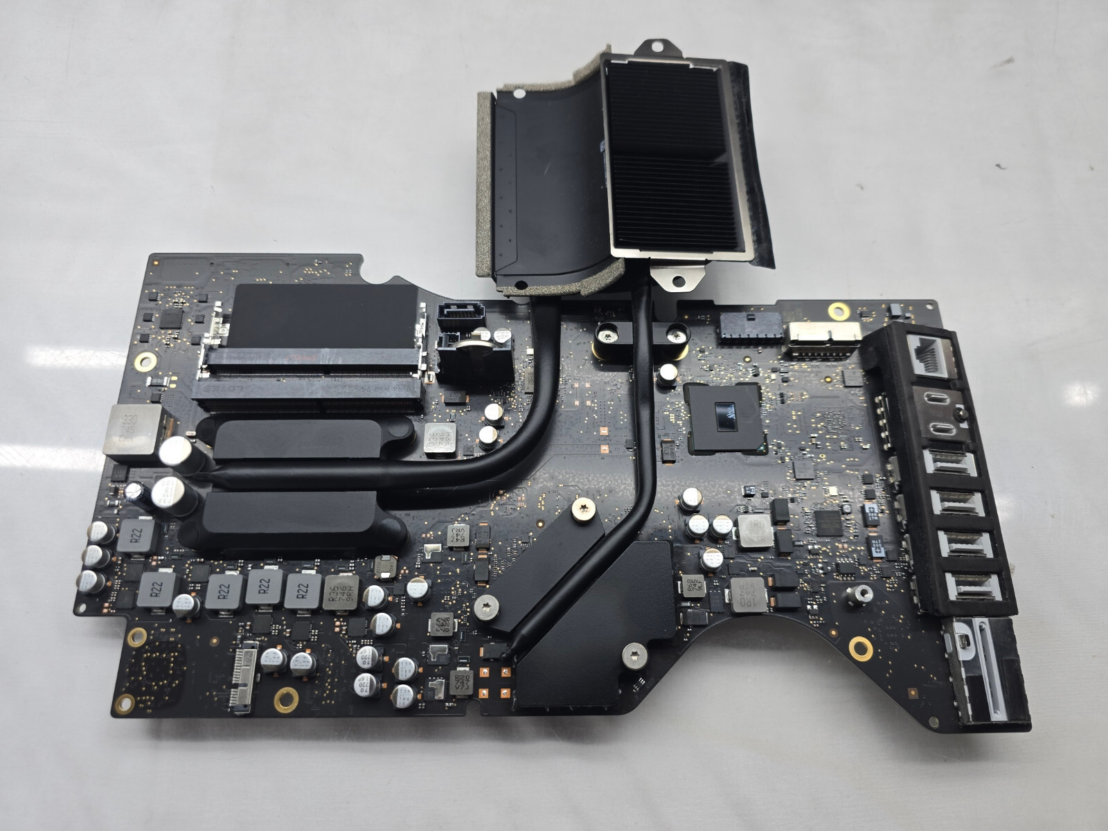 Apple 21" iMac Logic Board iMac18,2 Mid 2017 661-03375 3.4GHz i5 Radeon Pro 560