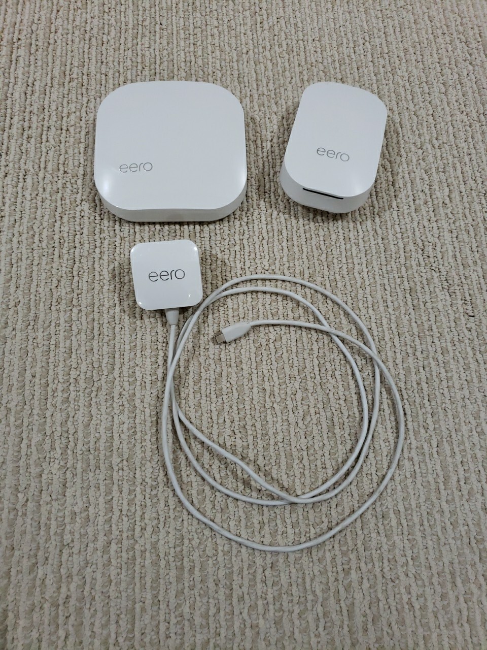 Eero B010001 2nd Gen Tri-Band Mesh Router. 3 Total Pieces. Excellent Condition.