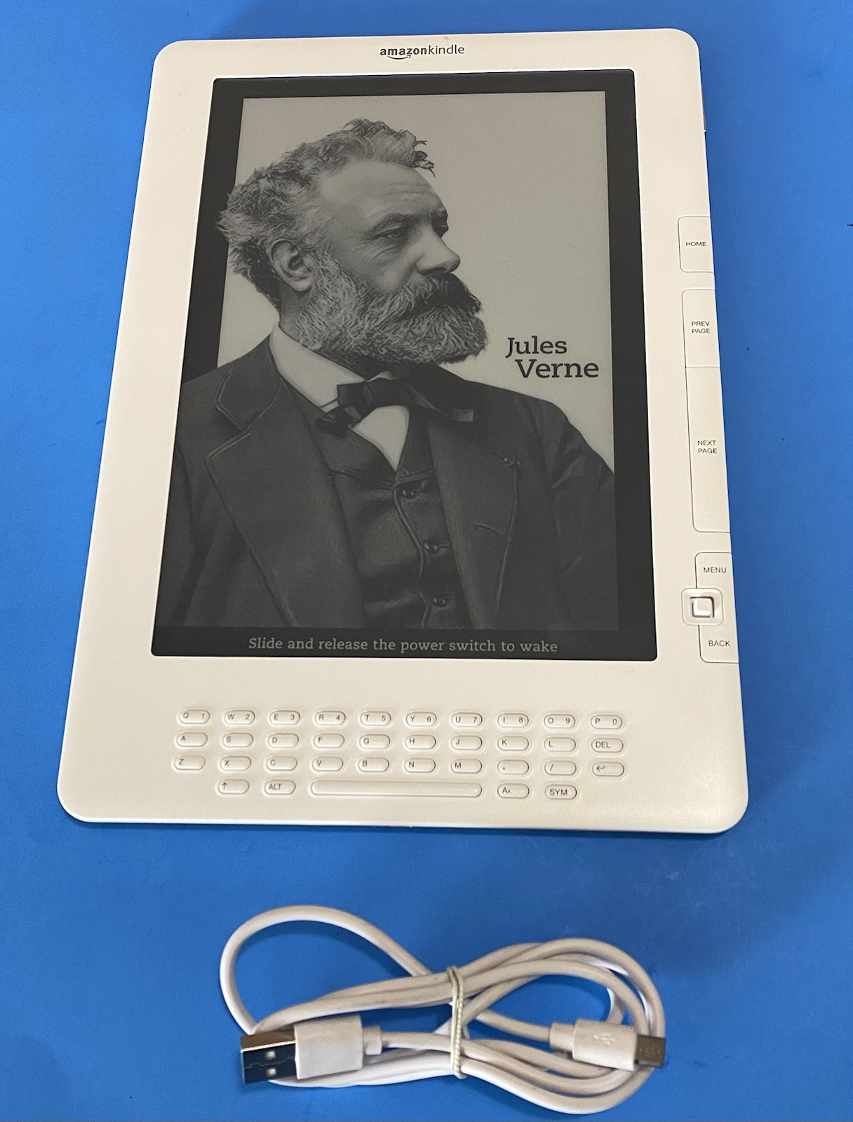 AMAZON KINDLE DX 2nd Generation / Model D00611  W/ Books Working