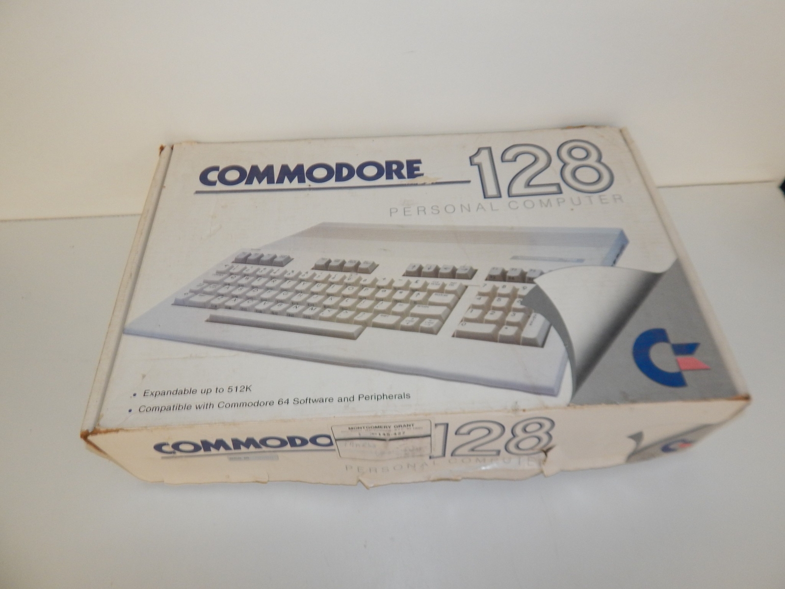 ^^ COMMODORE 128 VINTAGE PERSONAL COMPUTER IN BOX  (WMN24)