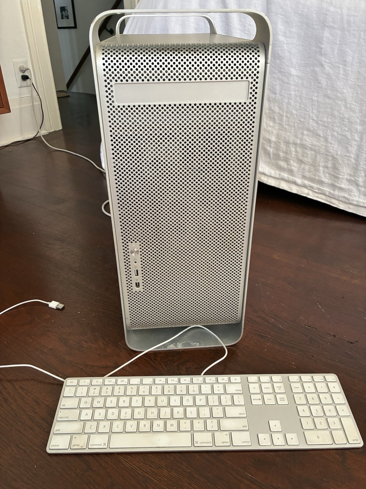 Vintage Apple Power Mac G5 A1047 (2003) w/ Wired Apple Keyboard
