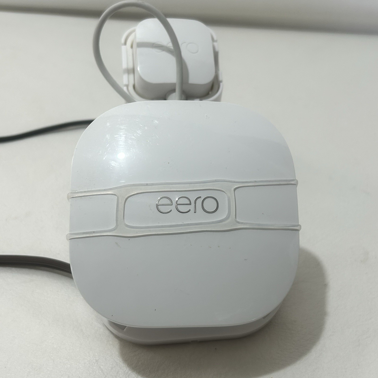 EERO J010001 With A Bundled Wall Outlet Mount & Power Cord Tested & Working