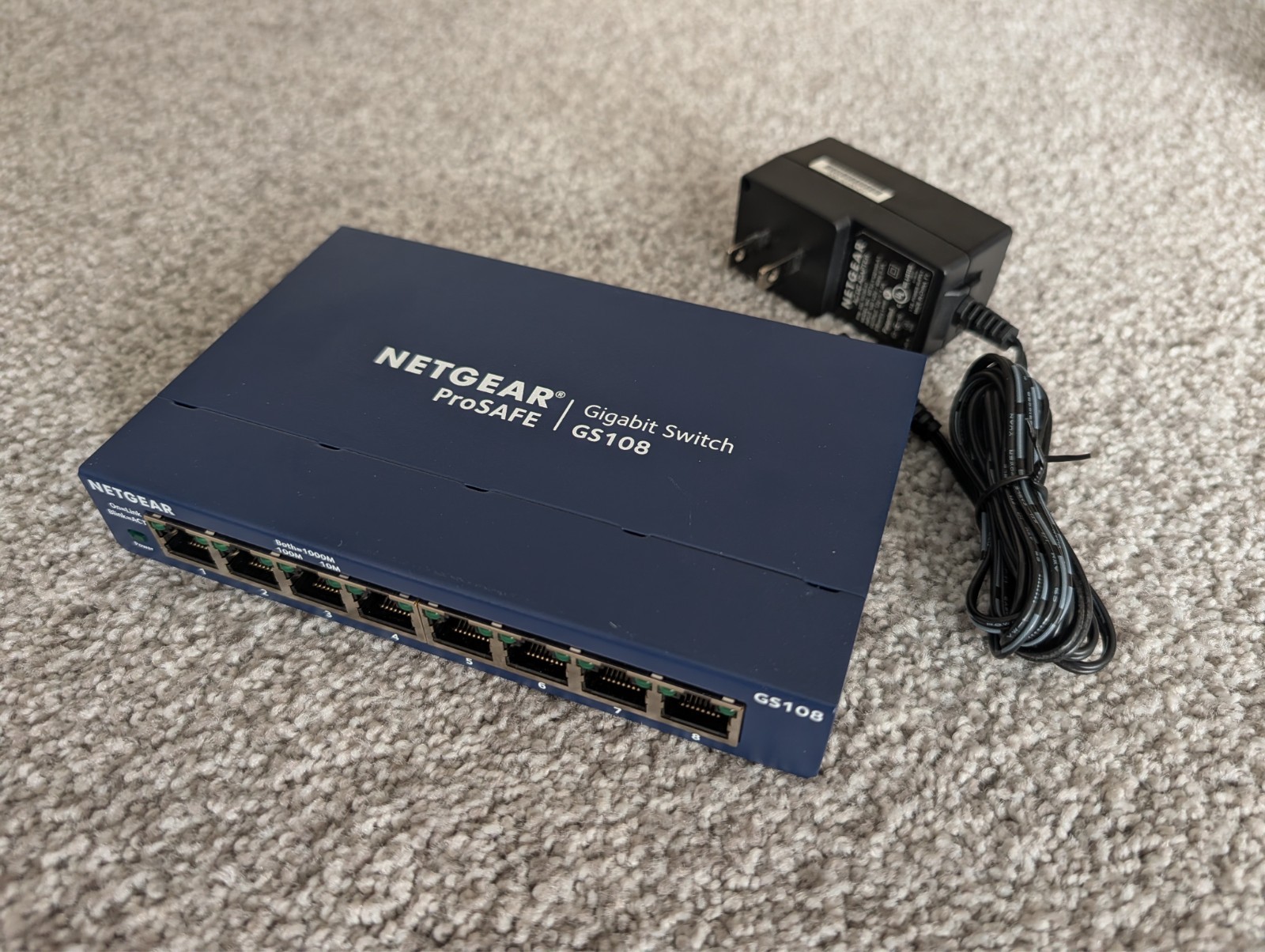 NETGEAR GS108, 8-Port Gigabit Ethernet Switch v4 in excellent conditions