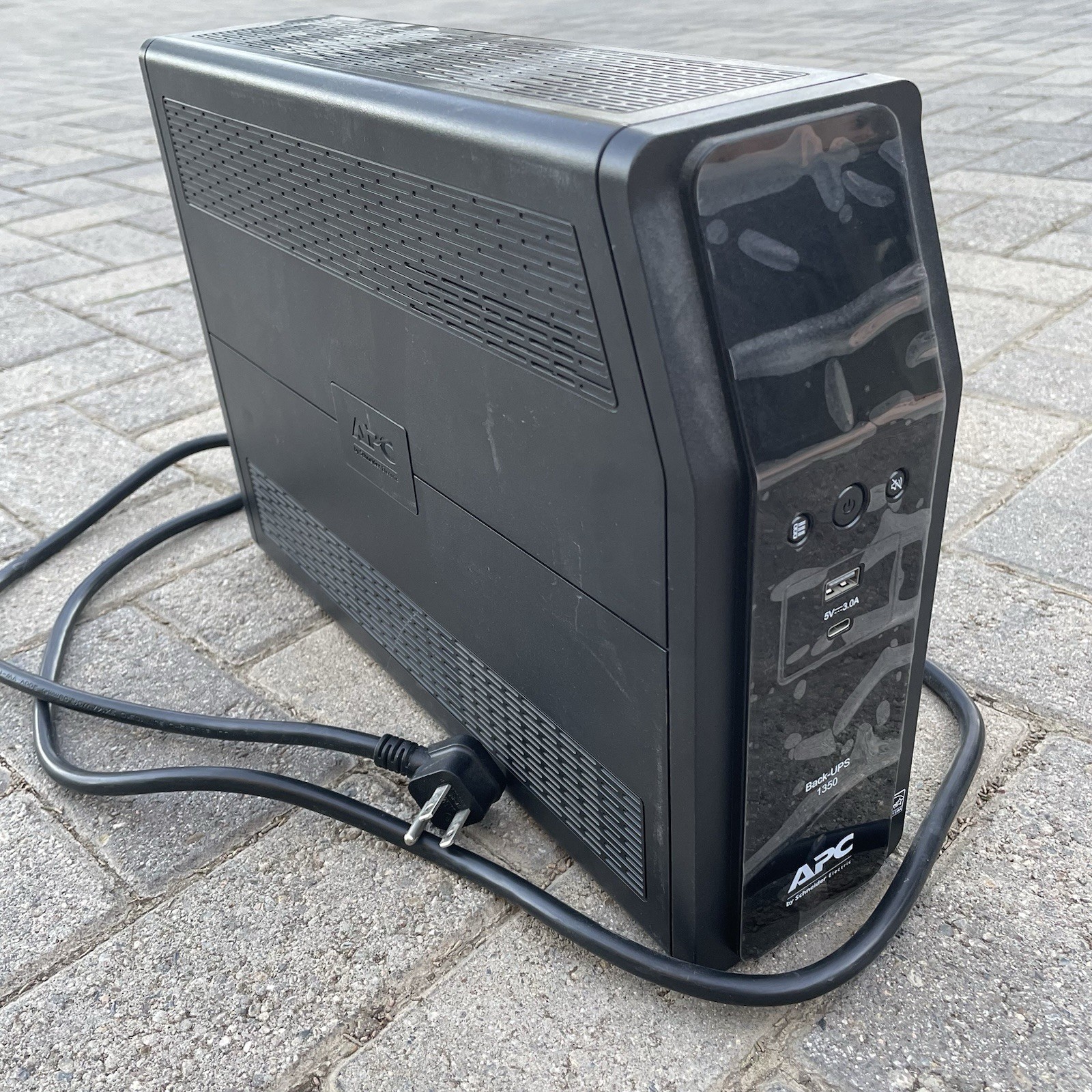 APC Back-UPS Pro 1350 Uninterruptible Power Supply (BN1350M2) with Battery