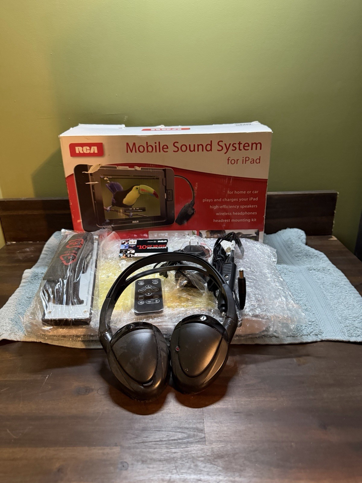 RCA RPD663 Mobile Sound System for iPad Complete New Open Box Unused