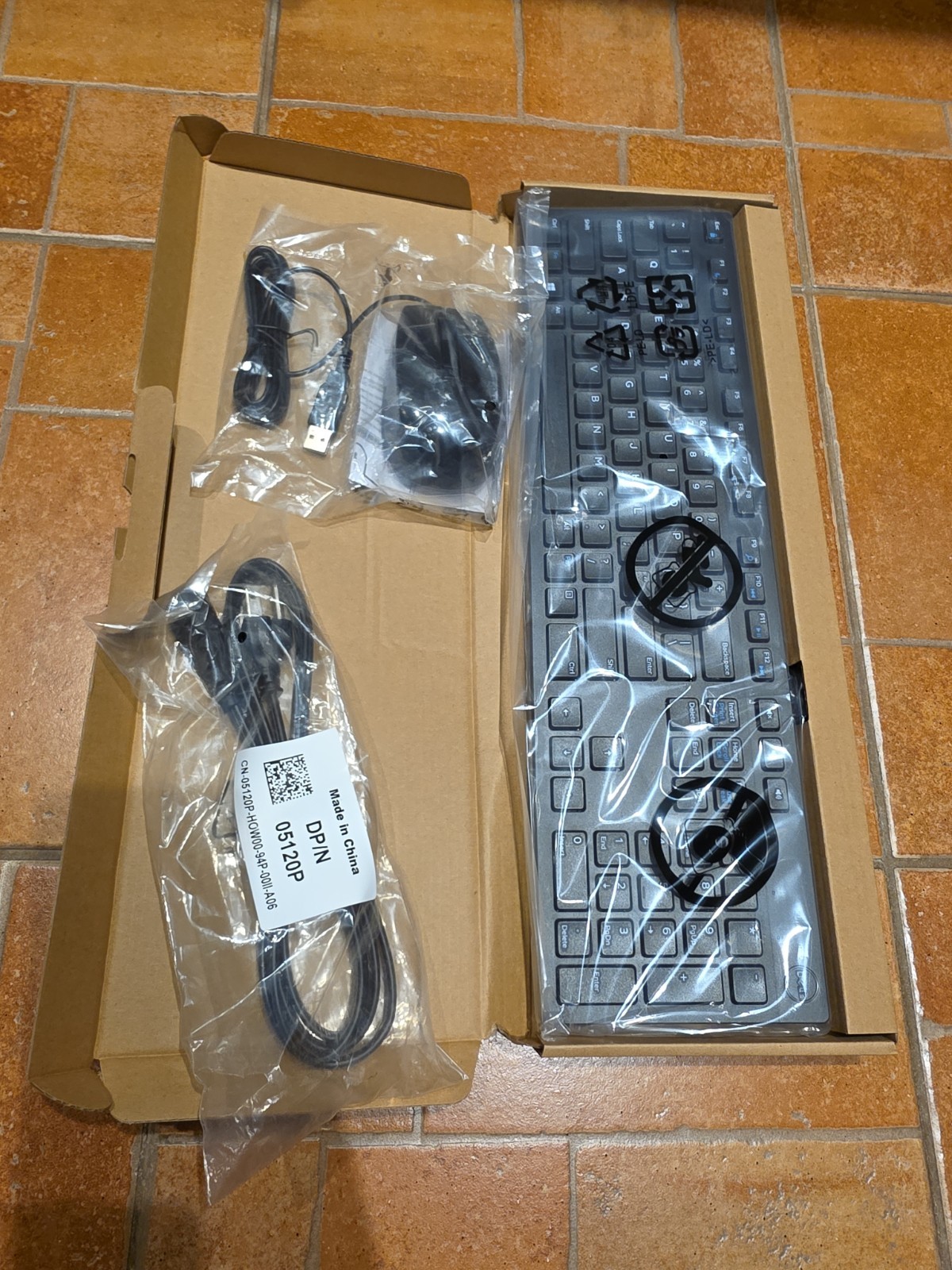 New Dell Keyboard USB Wired CN-OG4D2W-M6D00- new Dell mouse / Power Cable Also 