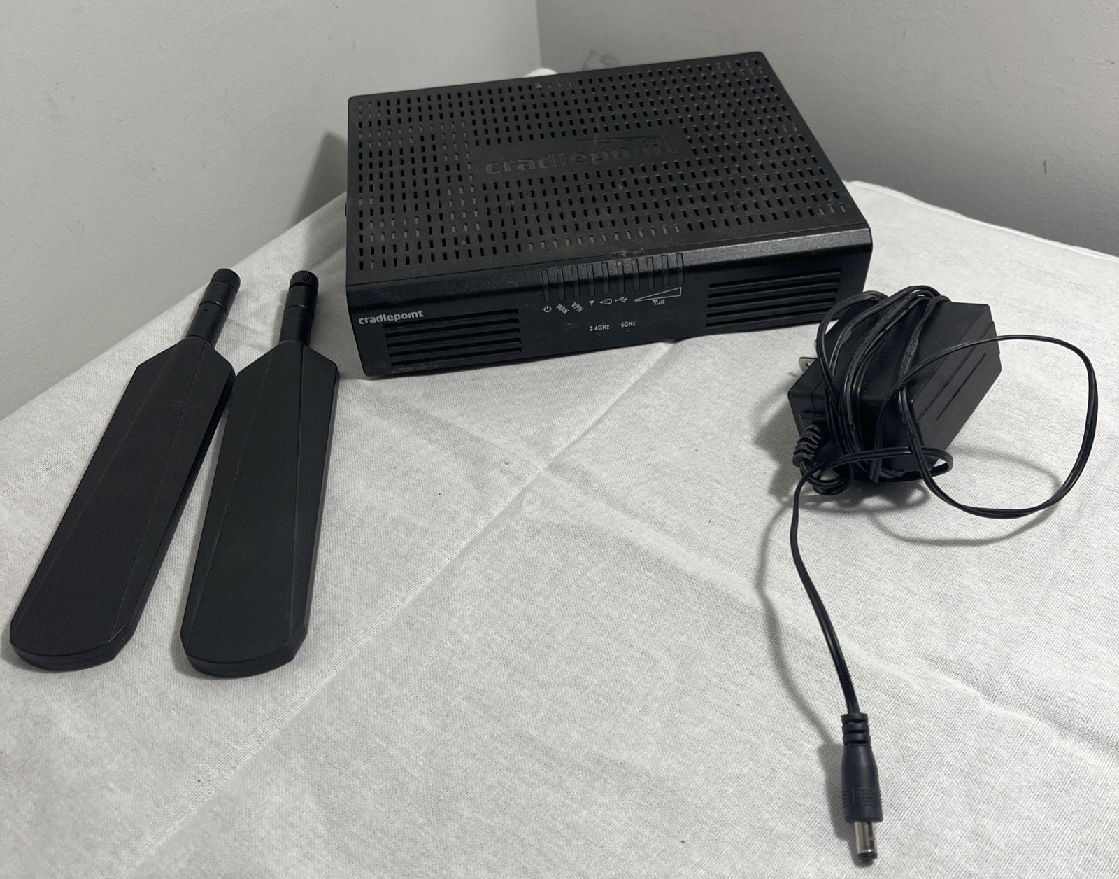 Cradlepoint AER 1600LP4  Bundle with Antennas & Power Supply- Tested Works