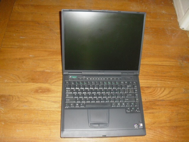 VINTAGE COLLECTABLE 15" GATEWAY Solo PRO 9300 PENTIUM  Laptop, AC Adapter. 40Gb