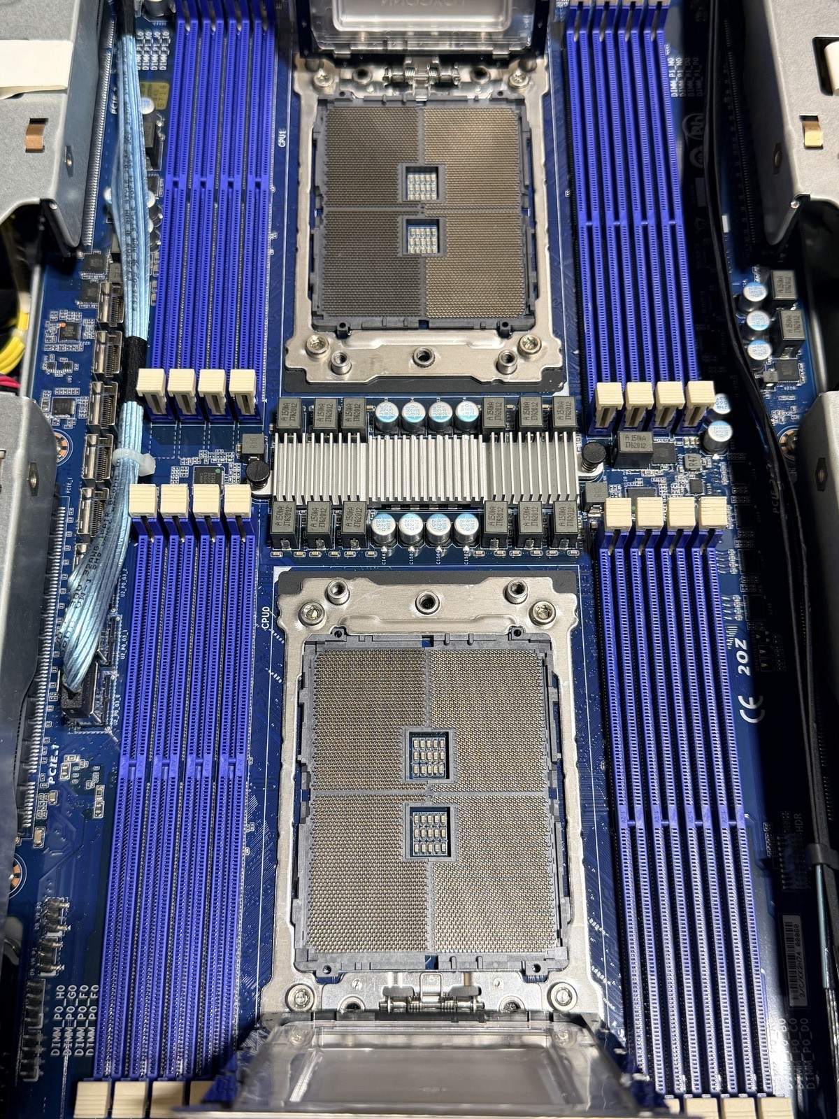 Gigabyte G292-Z42 2U Rackmount Barebone Socket SP3 DDR4-3200 Device Server