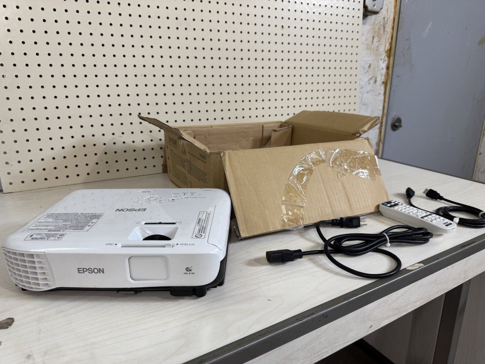 Epson VS250 Multimedia Projector 3,200 lumens Original Box ****Read***