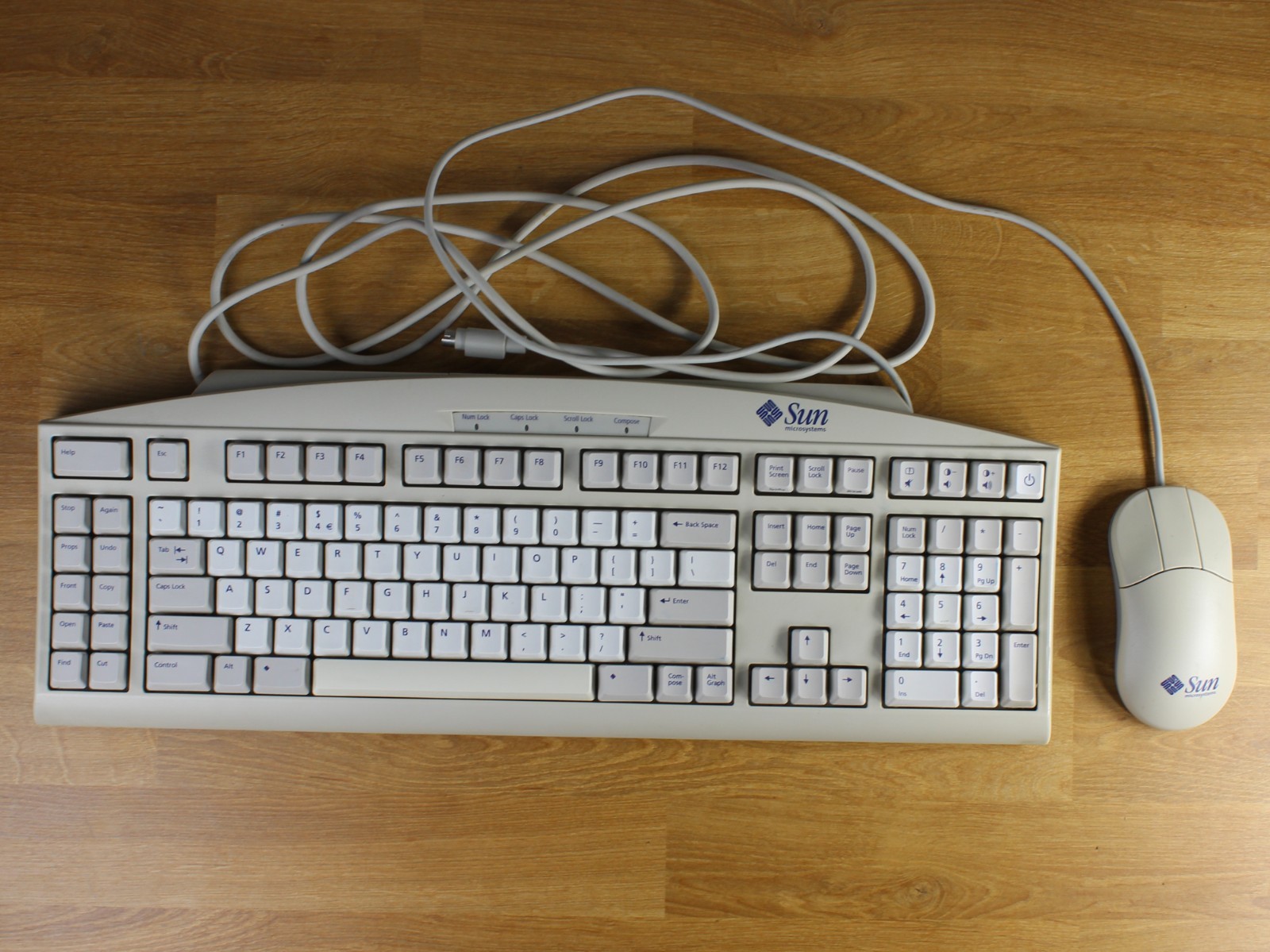 Sun Microsystems Type 6 Keyboard 320-1270 with 370-3631 Crossbow Mouse Mini-Din
