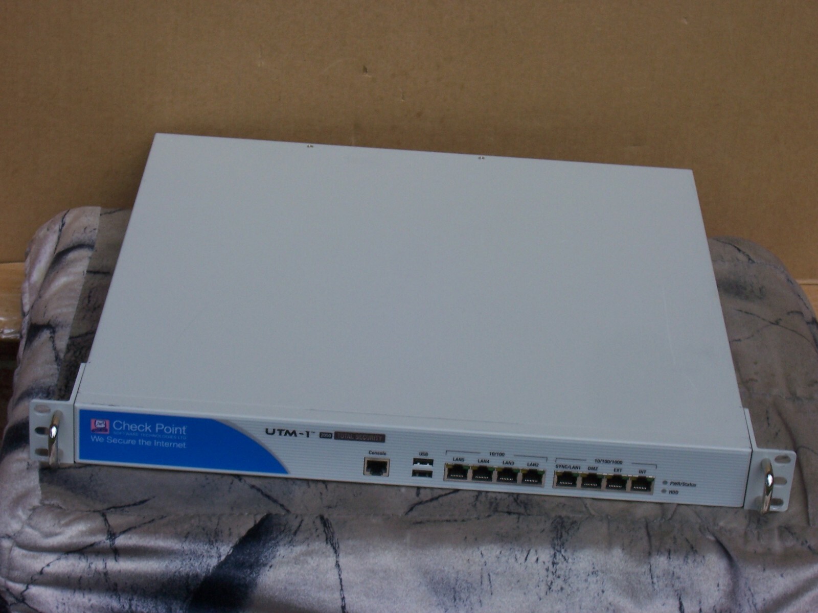 Check Point  UTM-1 2050 C6P-CP Total Security Switch